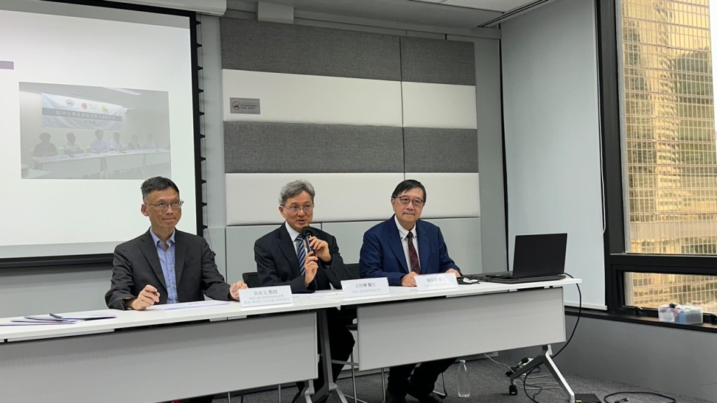 香港心理社會康復協會主席、精神科專科醫生王明爍（中）。謝曉雅攝